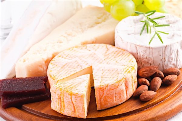 Brie_with_Orange_Preserves_and_Almonds_0