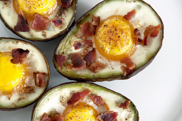 Eggs_Baked_in_Avocado_with_Bacon_0
