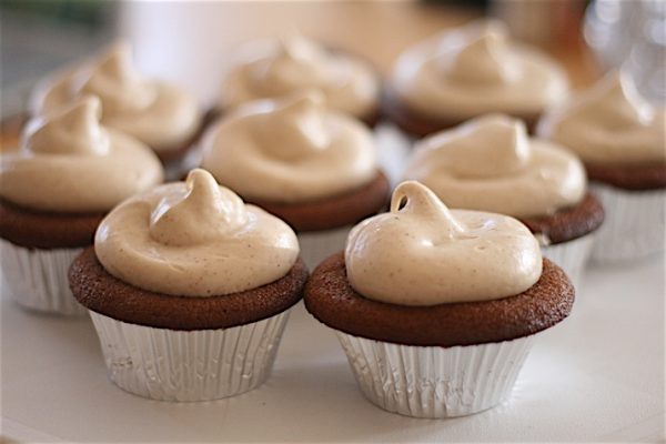 Gingerbread_Cupcakes_with_Cinnamon_Cream_Cheese_Frosting_0