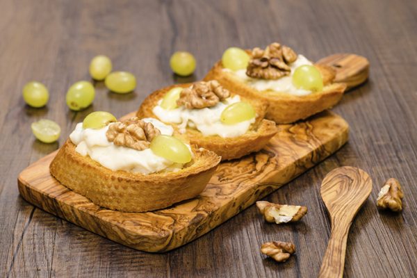 Goat_Cheese_Crostini_with_Walnuts_0