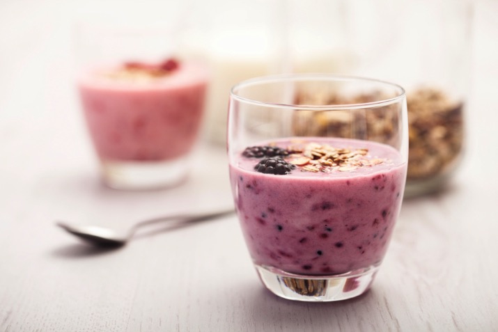 Mixed Berry and Oat Smoothie with Granola