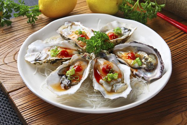 Oysters_with_Mignonette_Sauce_and_Tabasco_0