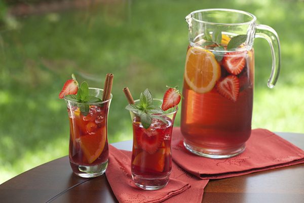 Red_Sangria_with_Strawberries_0